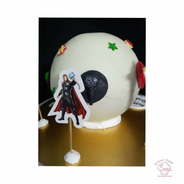Avengers theme pinata cake .
