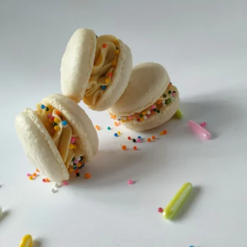 Birthday cake macaron