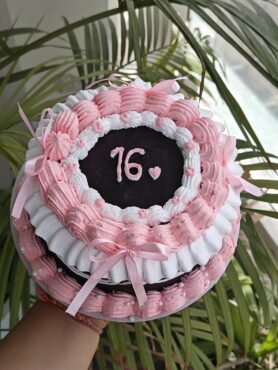 Vintage style ruffle cake