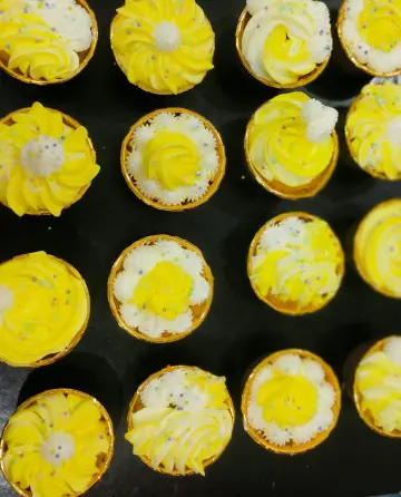 Vanila cupcakes with customised frosting