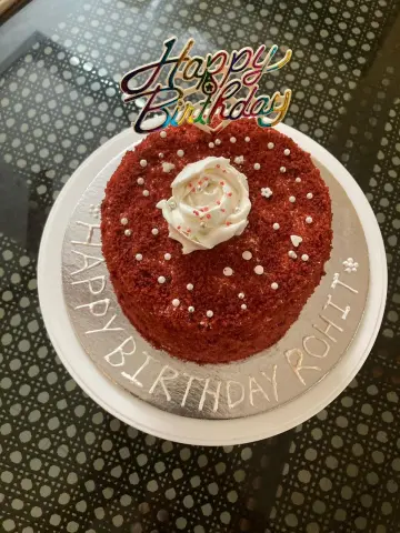 Red velvet cake with rich cream cheese and white chocolate l