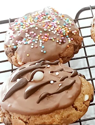 Frosted chocochip cookies