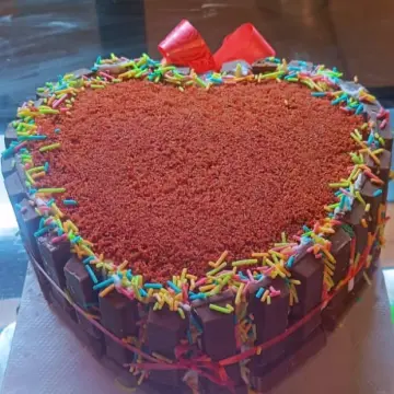 Eggless red velvet cake